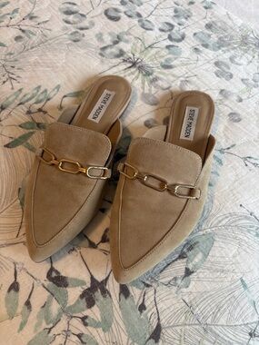 Steve Madden Tan Suede Pointed Mule with Gold Chain Accent